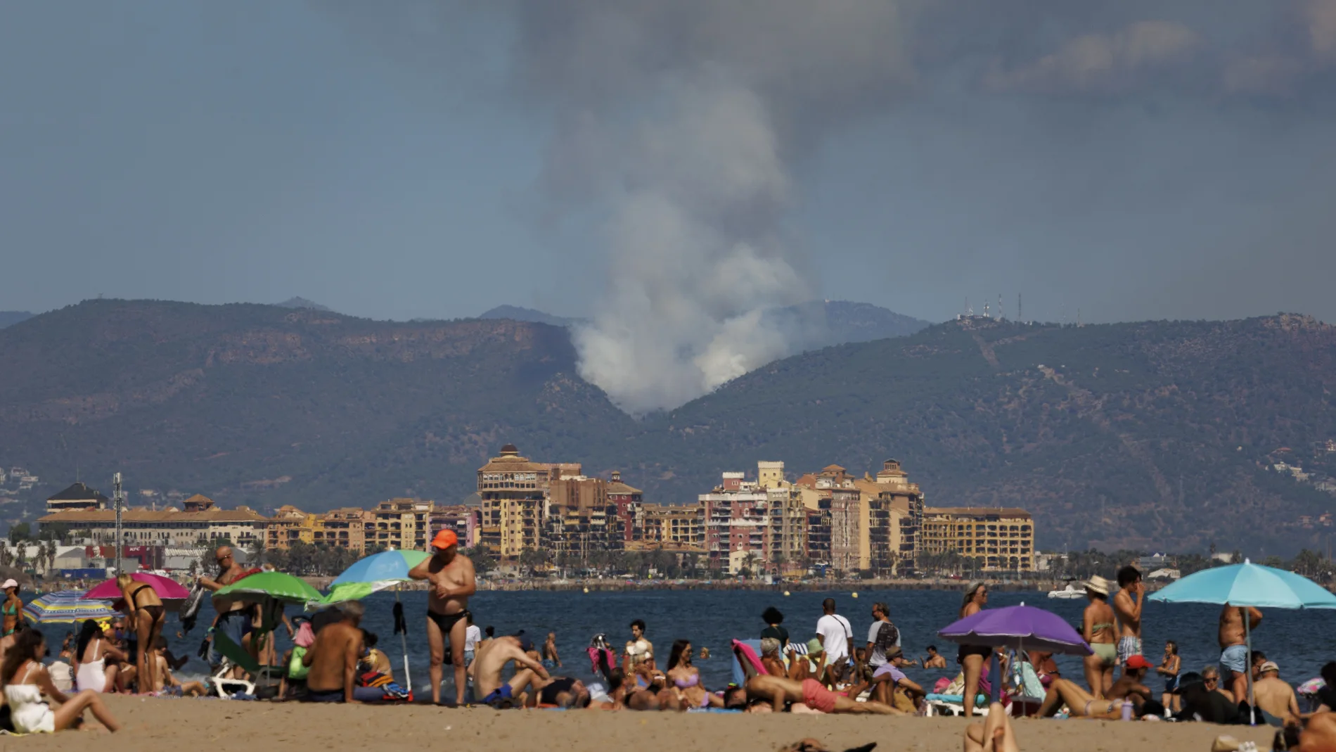 Tres medios aéreos tratan de extinguir un incendio en una zona forestal de Puçol