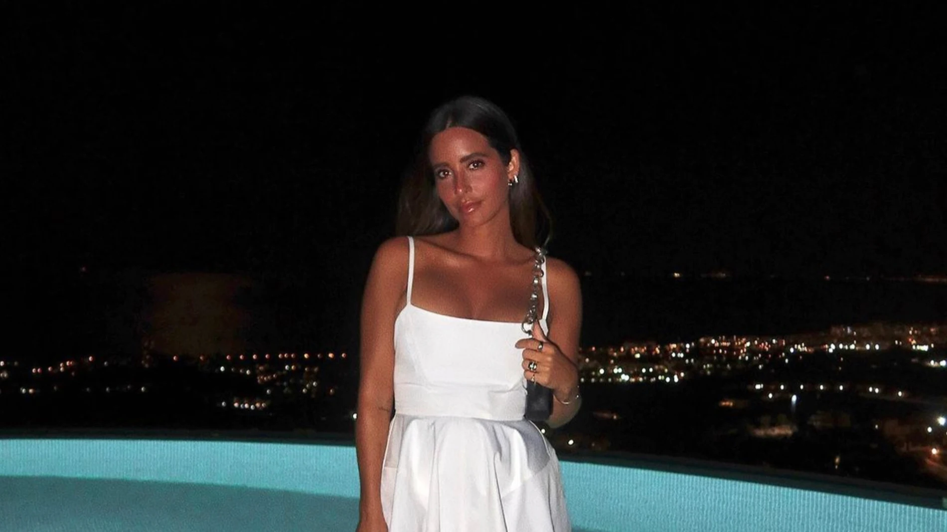 María Fernández-Rubíes con vestido blanco