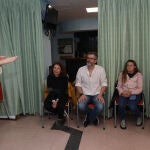 En la imagen la profesora Helena Aparicio da una clase de lengua de signos para personas que oyen en la asociación de Sordos