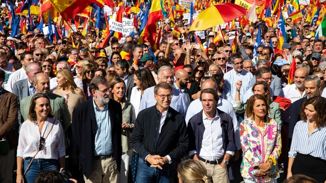Feijóo, flanqueado ayer por los expresidentes Anzar y Rajoy y con Díaz Ayuso, entre otros 