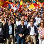 Feijóo, flanqueado ayer por los expresidentes Anzar y Rajoy y con Díaz Ayuso, entre otros 