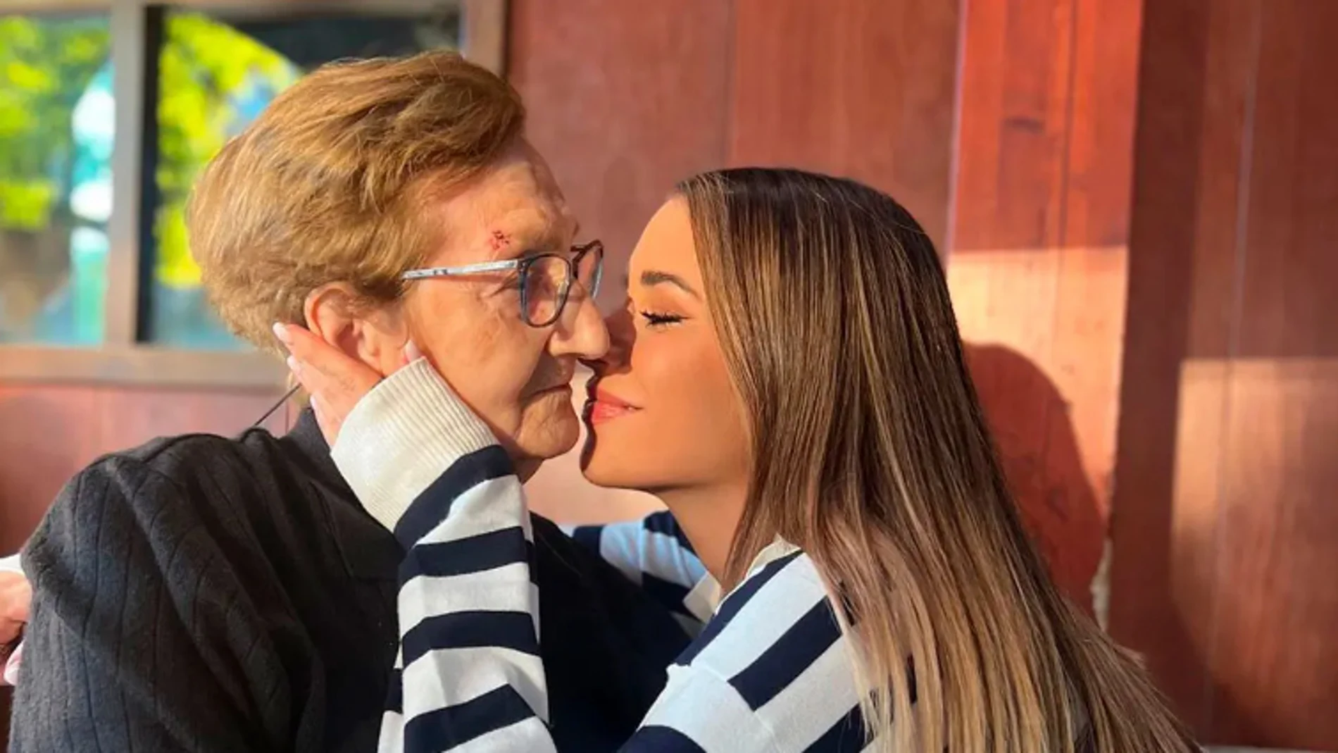 Cristina Porta junto a su abuela
