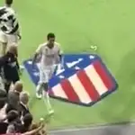 Bellingham evita pisar el escudo del Atlético de Madrid