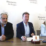 El presidente de la Diputación de Burgos, Borja Suárez, y el director de ACCEM, Enrique Barbero, firman una prórroga de un convenio de colaboración para el desarrollo de un programa integral dirigido a inmigrantes en el medio rural