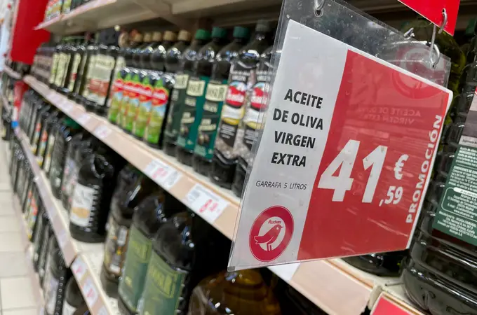 Botellas de aceite llenas de agua en los supermercados para evitar los hurtos