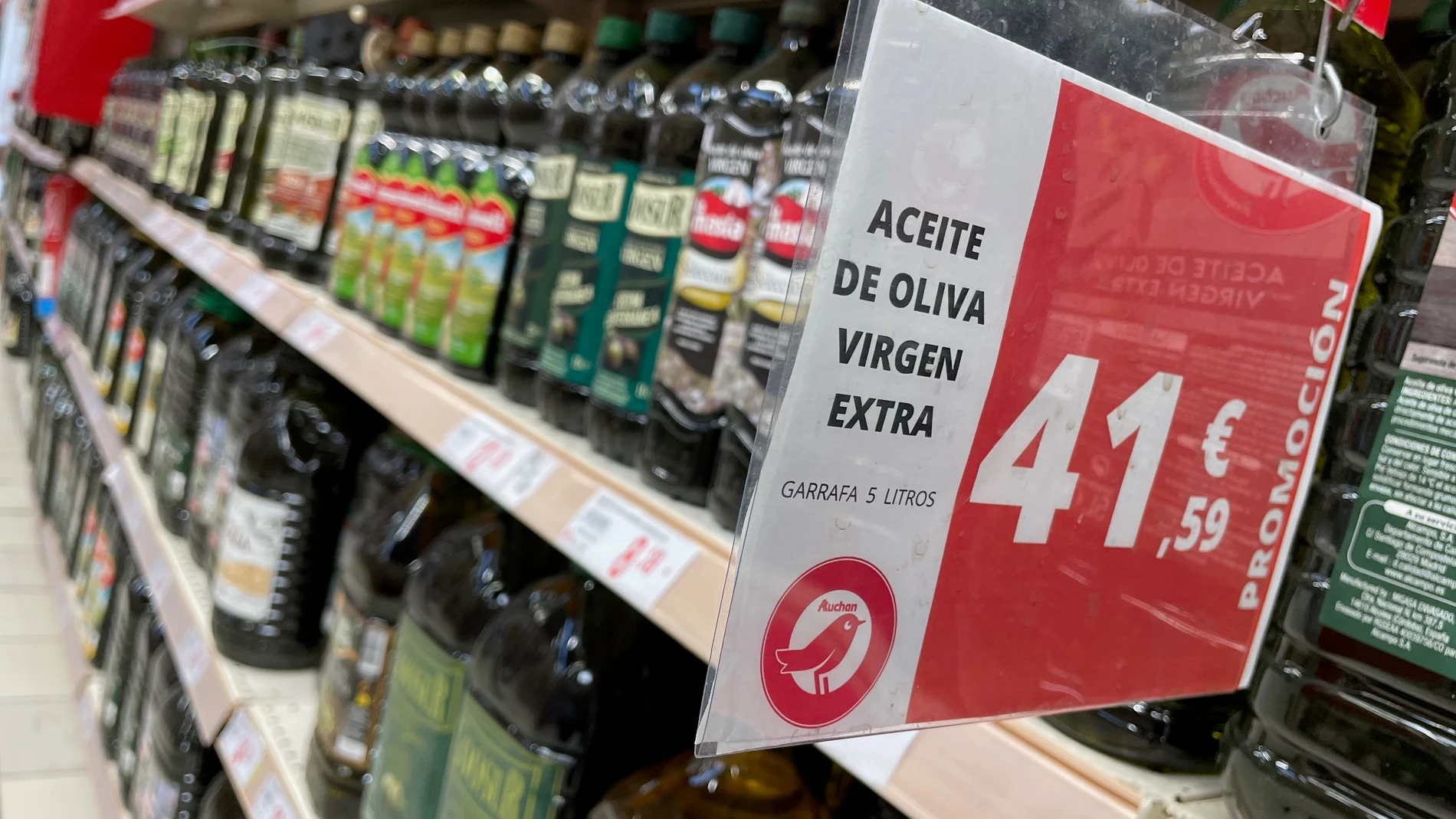 Botellas y garrafas de aceite de oliva. Algunas botellas llevan alarma por el alto precio de este. © Jesús G. Feria.
