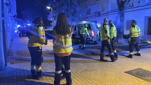 Efectivos del SAMUR en el edificio en el barrio madrileño de Villaverde donde vivía Miguela, una mujer española de 30 años, última víctima de violencia de género confirmada en España, asesinada a cuchilladas por su expareja la madrugada del sábado al domingo