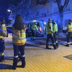 MADRID, 24/09/2023.- Efectivos del SAMUR-PC realizaron maniobras de reanimación a una mujer, de 30 años aproximadamente, que ha fallecido en el rellano de la escalera de un edificio de la calle Doña Francisquita en el barrio de Villaverde, en Madrid, como consecuencia de varias heridas de arma blanca. EFE/Emergencias Madrid -SOLO USO EDITORIAL/SOLO DISPONIBLE PARA ILUSTRAR LA NOTICIA QUE ACOMPAÑA (CRÉDITO OBLIGATORIO)-