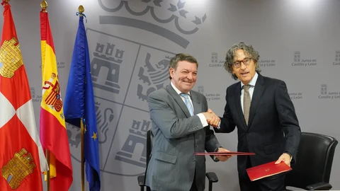 Luis Miguel González Gago y Santiago Mena, durante la firma del convenio