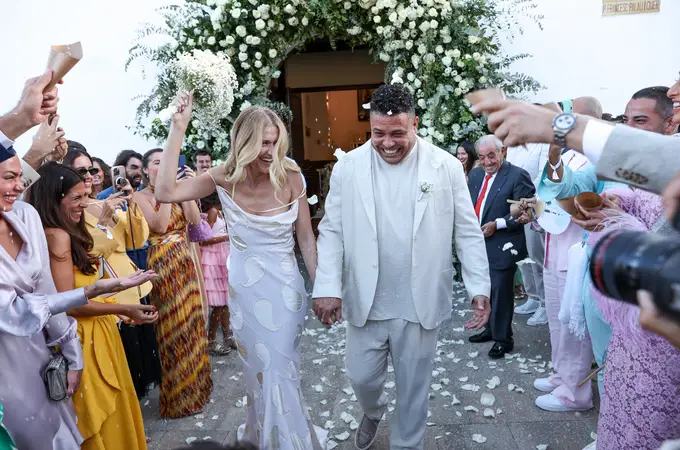 El vestido de novia lencero más bohemio del otoño es el de Celina Locks en su boda con Ronaldo en Ibiza