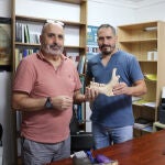 Los investigadores José Antonio Riquelme Cantal y Juan Manuel Garrido Anguita mostrando parte del hueso de la mandíbula de un dromedario actual