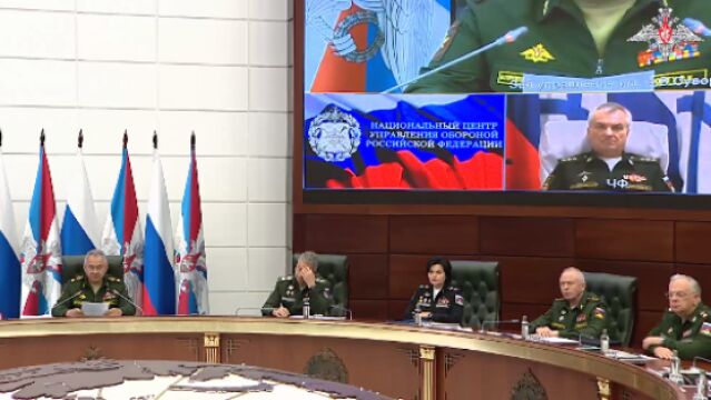 En la pantalla, el comandante ruso Viktor Sokolov, en una reunión con la plana mayor del Ejército ruso