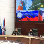 En la pantalla, el comandante ruso Viktor Sokolov, en una reunión con la plana mayor del Ejército ruso