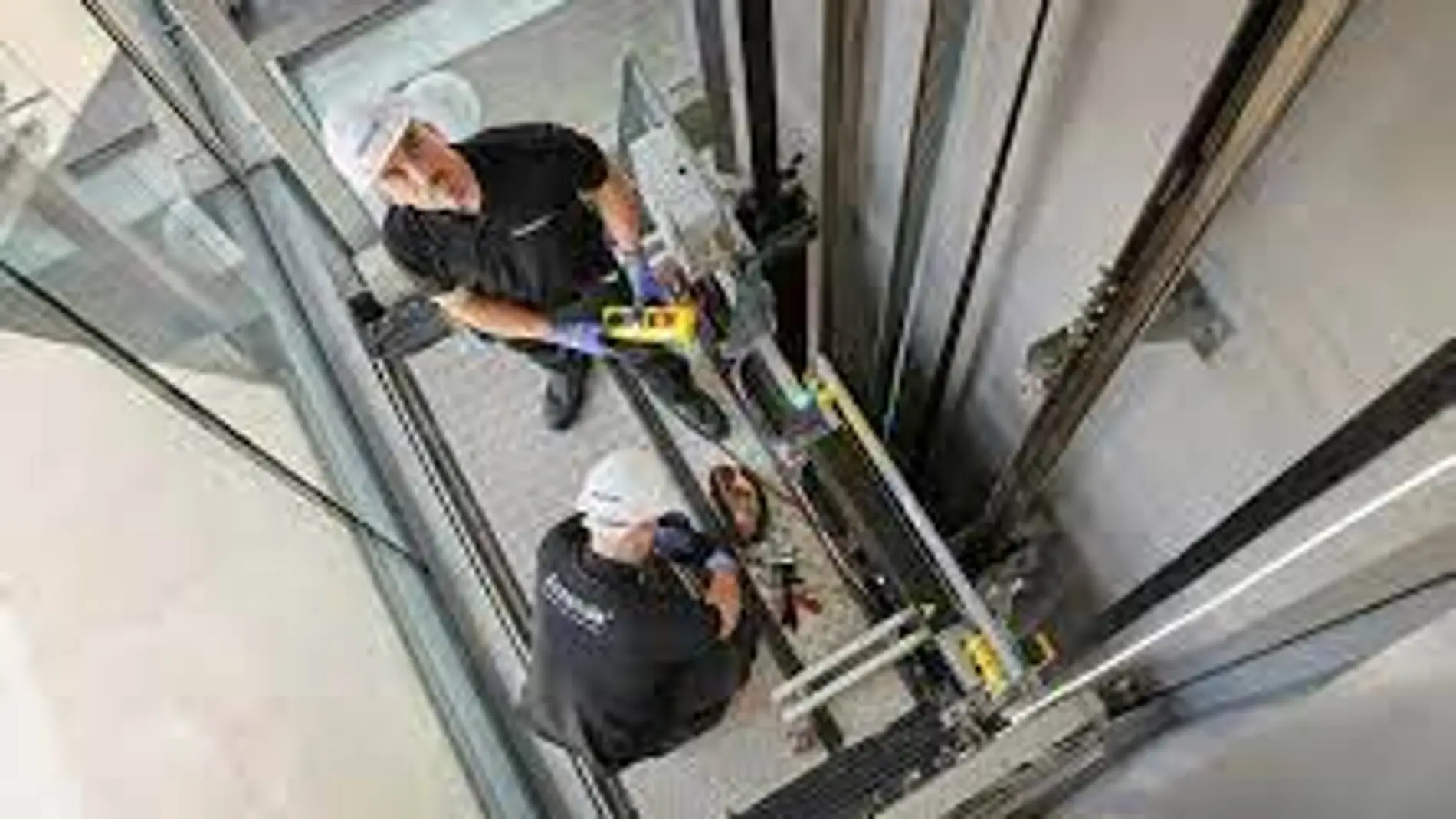 Operarios de ascensores