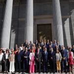 Foto de familia de Mañueco y los miembros del PP de Castilla y León a las puertas del Congreso de los Diputados