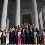 Foto de familia de Mañueco y los miembros del PP de Castilla y León a las puertas del Congreso de los Diputados