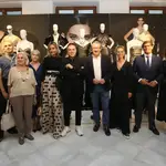 El diseñador Hannibal Laguna junto al presidente de la Diputación de Alicante, Toni Pérez, y los participantes en la firma de moda..