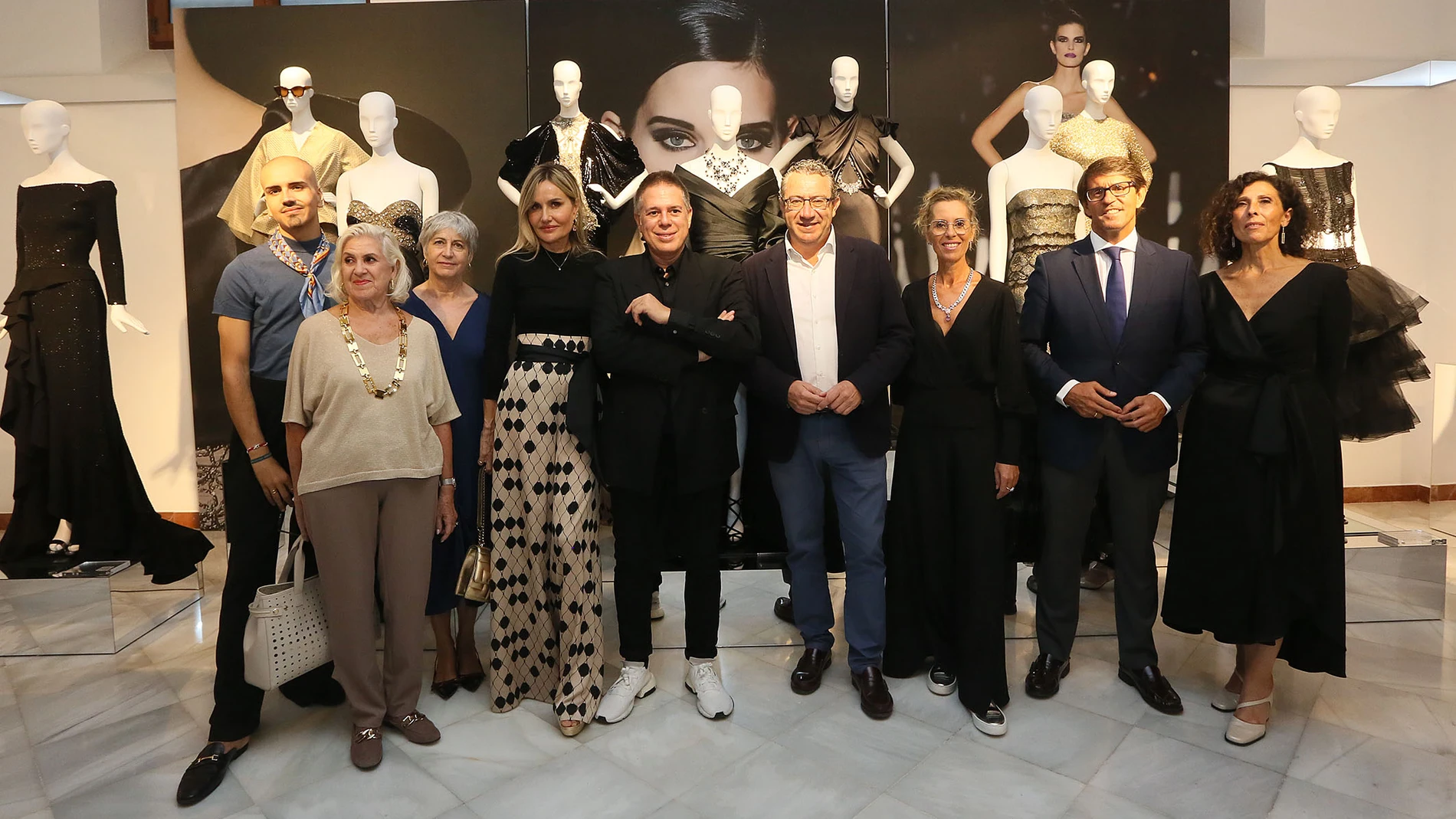 El diseñador Hannibal Laguna junto al presidente de la Diputación de Alicante, Toni Pérez, y los participantes en la firma de moda..