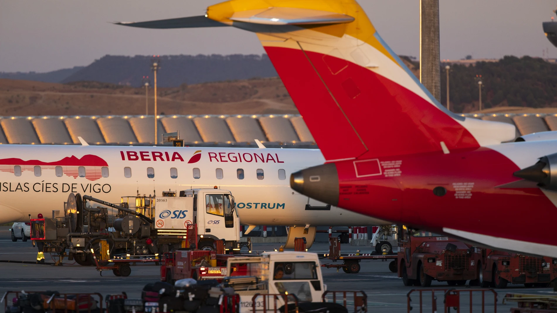 Aviones de Iberia en la Terminal T-4 del aeropuerto Adolfo Suarez Barajas.
