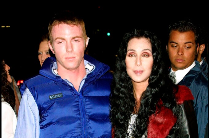 Cher junto a su hijo Elijah Blue