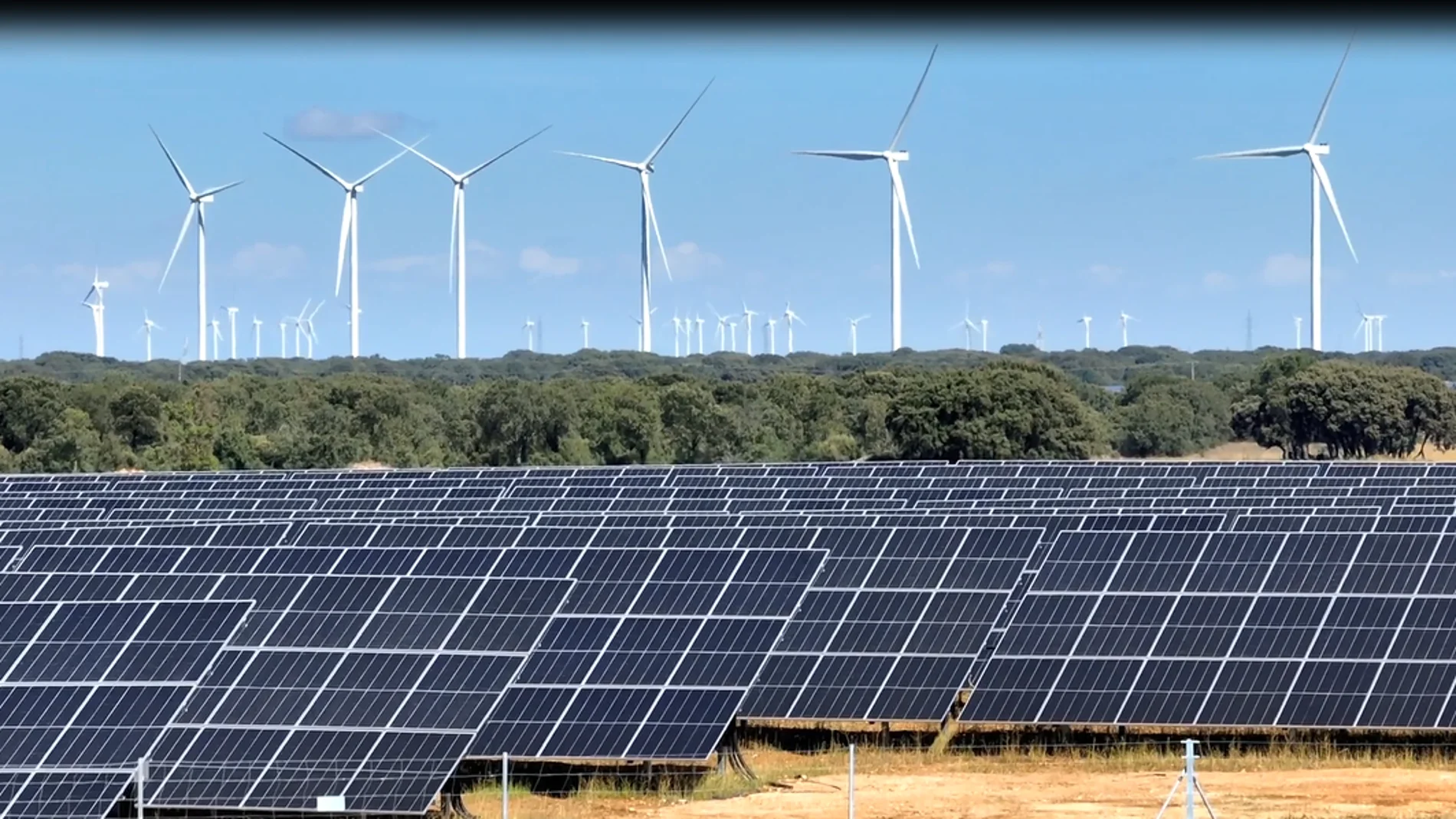 Iberdrola finaliza la construcción de la primera planta híbrida eólica y solar de España en Burgos