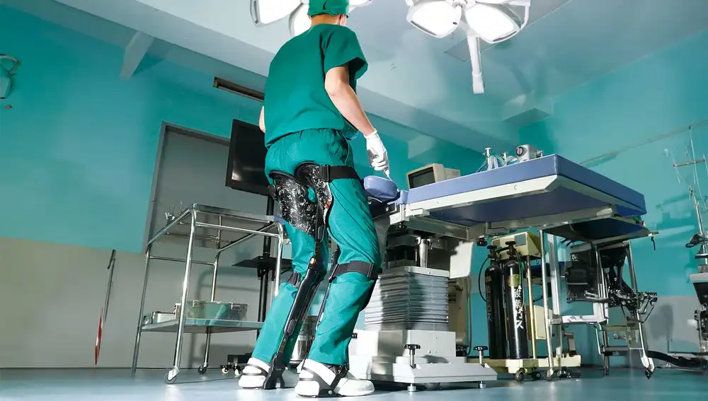 “Archelis FX Stick” es un exoesqueleto ligero que protege a los trabajadores contra los dolores lumbares y otras tensiones físicas