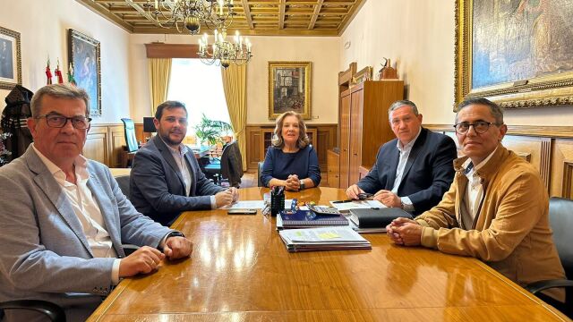 Un instante de la reunión de Javier Fáundez con la Junta Pro Semana Santa de Zamora encabezada por Isabel García Prieto
