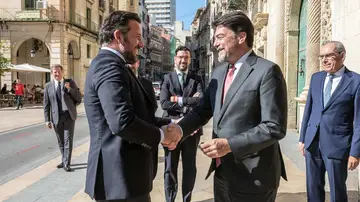 El acalde de Alicante, Luis Barcala, recibe al alcalde de Elche, Pablo Ruz, en la puerta del Ayuntamiento.