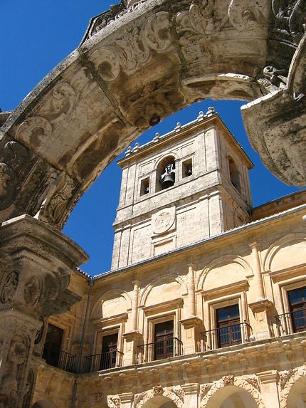 Imagen del patio del monasterio con el pozo en primer plano