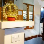 El Museo Casa Botines Gaudí de León expone las joyas de la Virgen del Mercado