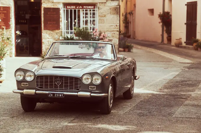 Brad Pitt, amante de los coches clásicos, al volante de un Lancia Flaminia GT Cabrio