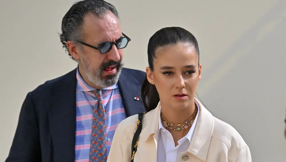 Victoria Federica junto a Jaime de Marichalar en el desfile de Dior.