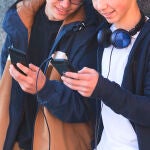 Jóvenes con móviles