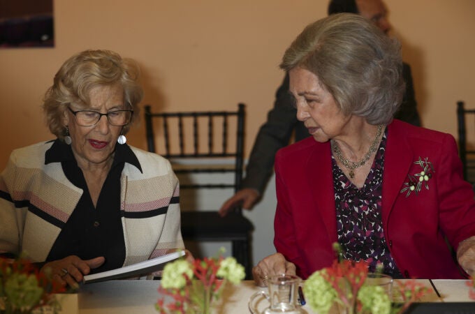 Manuela Carmena y la reina Sofía durante un acto en 2019