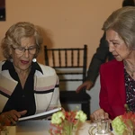 Manuela Carmena y la reina Sofía durante un acto en 2019