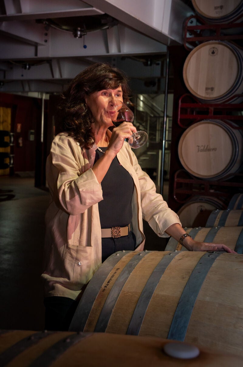 Yolanda García Viadero catando Valduero Lantigua