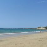 Llega a la playa de El Puerto (Cádiz) ºuna patera con más de una treintena de migrantes, uno de ellos fallecido