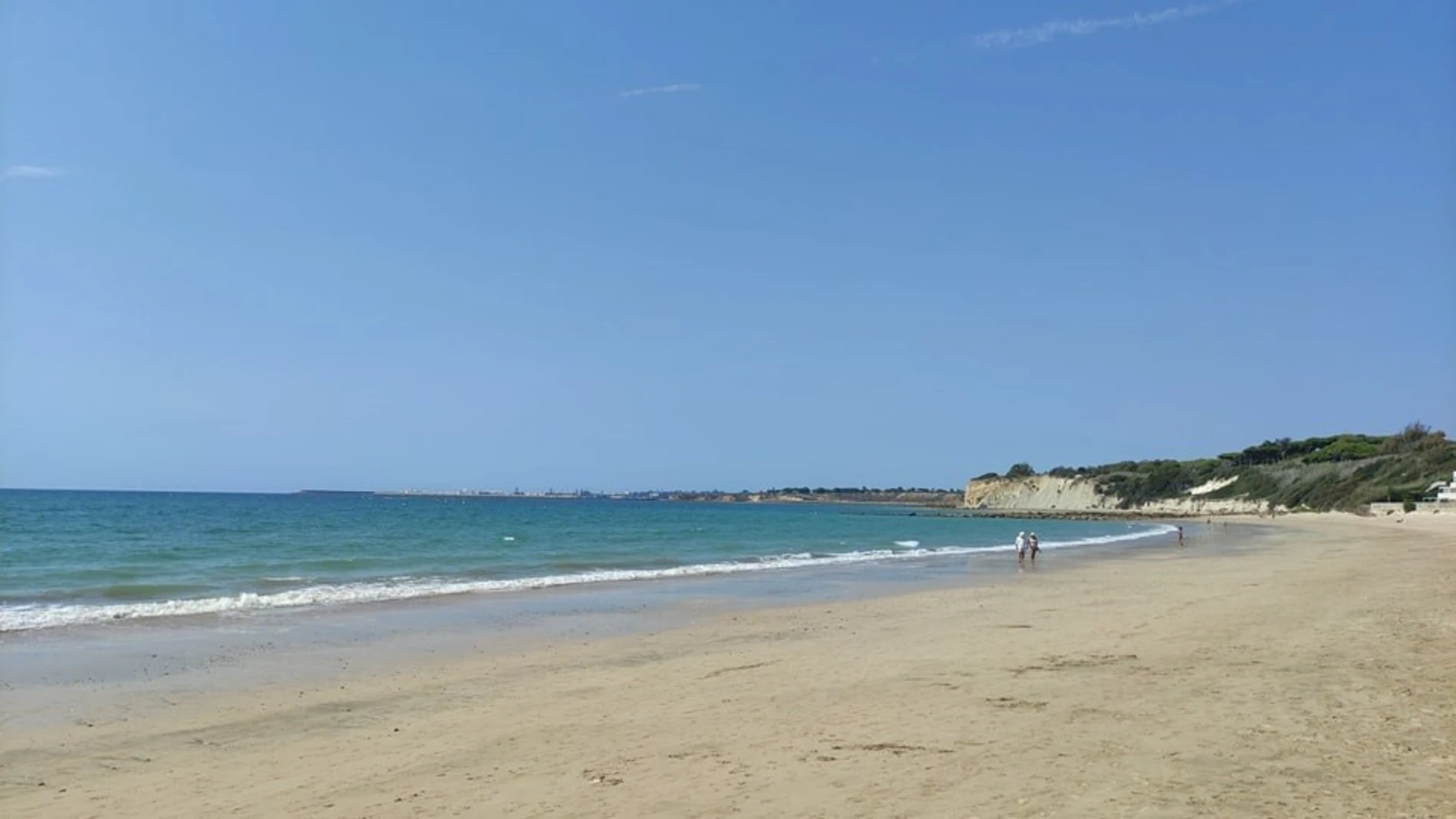 Llega a la playa de El Puerto (Cádiz) ºuna patera con más de una treintena de migrantes, uno de ellos fallecido