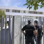 Policías en el IES Elena García Armada, de Jerez