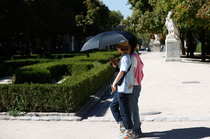 Dos turistas se protegen del sol en Madrid