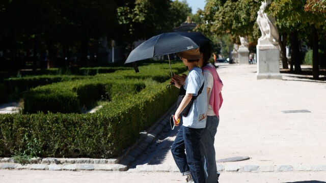 Dos turistas se protegen del sol en Madrid