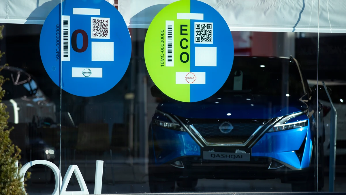 Los españoles prefieren, de momento, comprar coches de combustible ante el elevado precio de los eléctricos