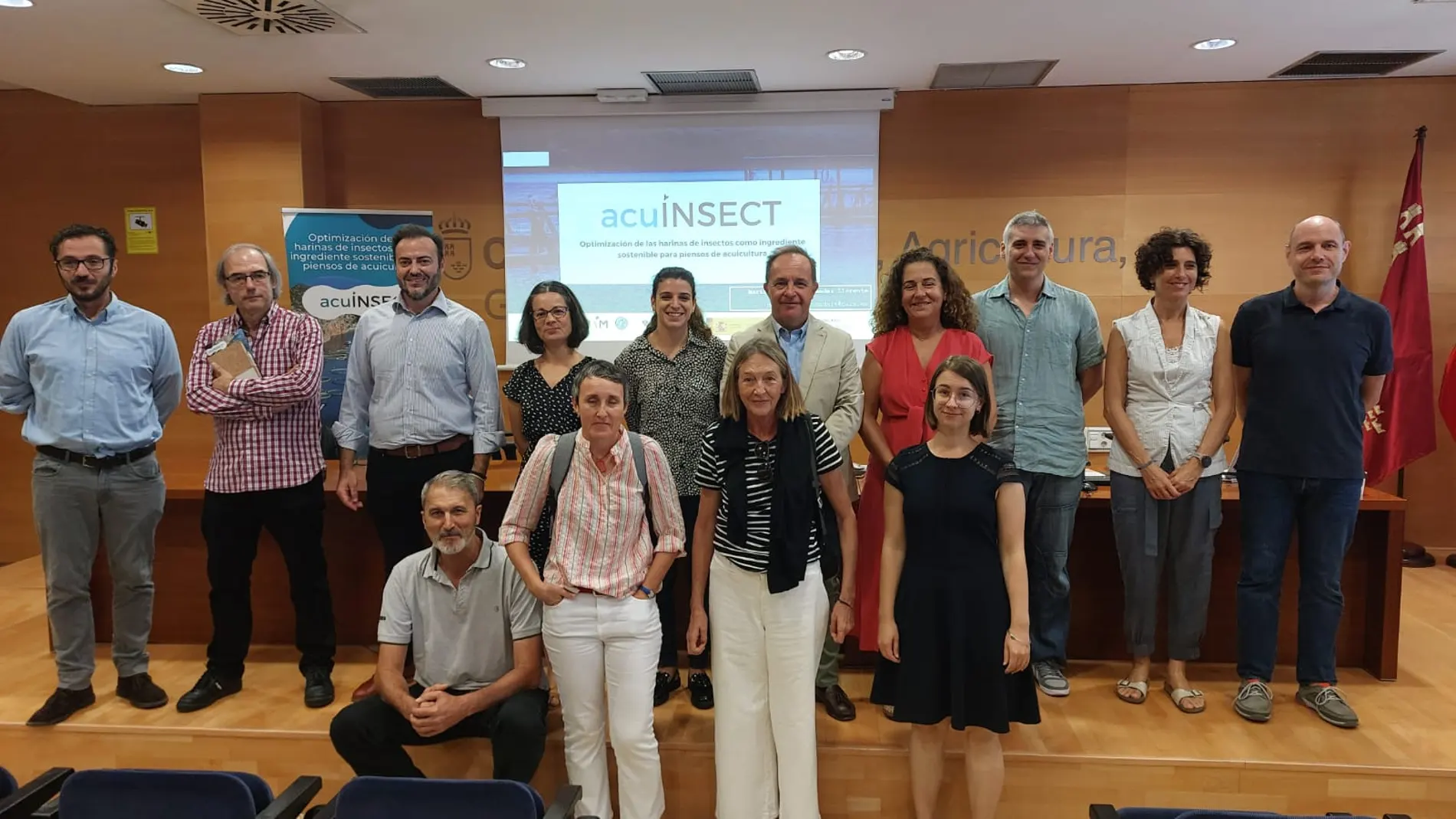 El director del IMIDA, Andrés Martínez (centro), acompañado de los participantes en la jornada de presentación de resultados del proyecto Acuinsect