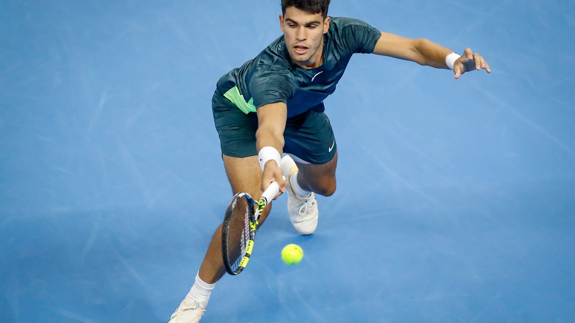 Beijing (China), 29/09/2023.- Carlos Alcaraz of Spain in action during his first round match against Yannick Hanfmann of Germany in the China Open tennis tournament in Beijing, China, 29 September 2023. (Tenis, Alemania, España) EFE/EPA/MARK R. CRISTINO