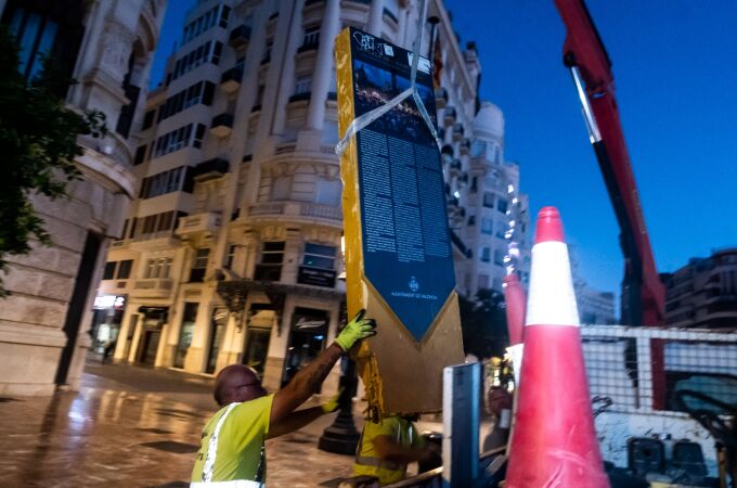 Valencia retira el monolito que Ribó puso al 15-M en la plaza del Ayuntamiento 