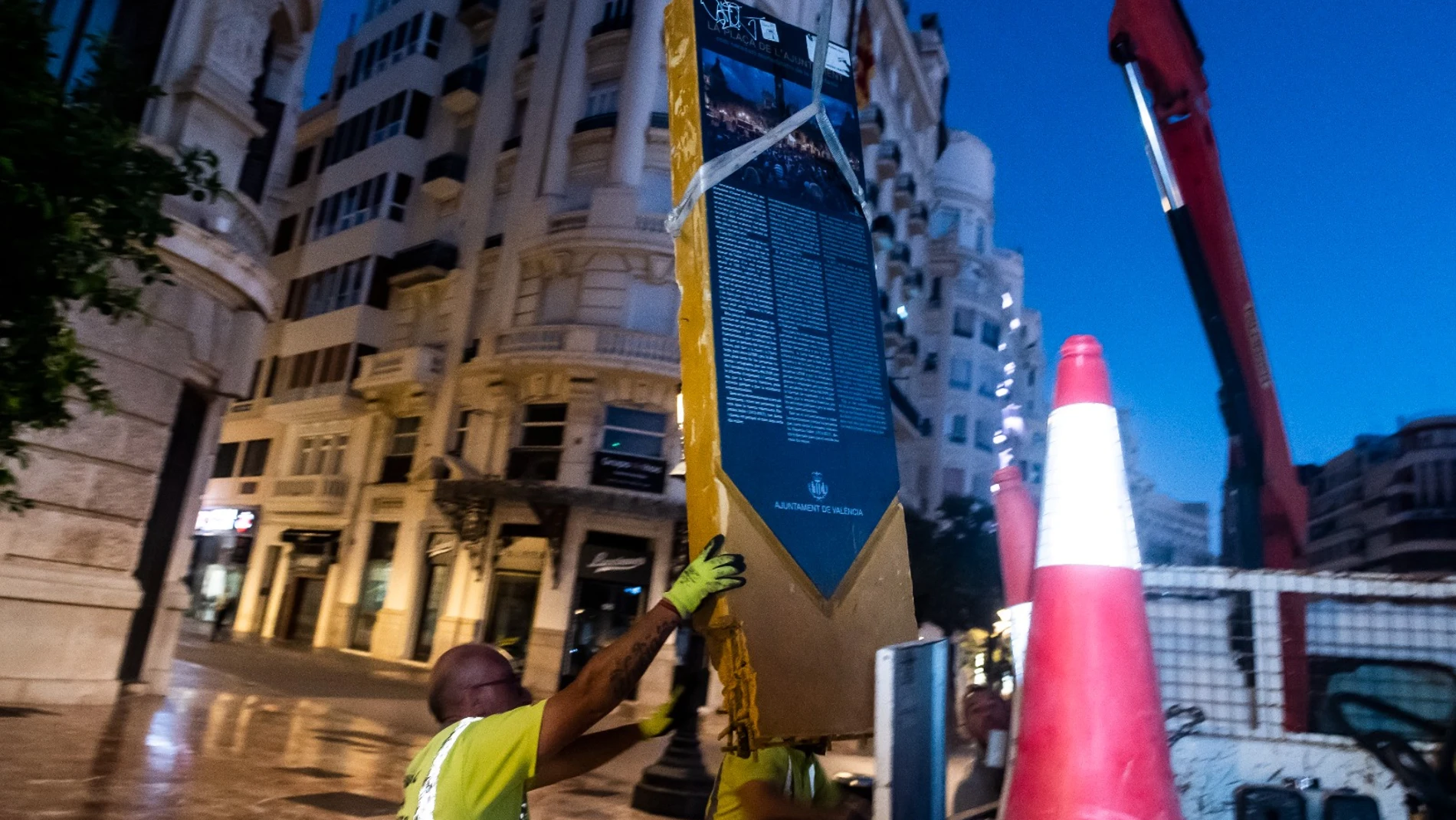 Valencia retira el monolito que Ribó puso al 15-M en la plaza del Ayuntamiento 