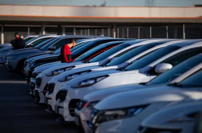Las ventas de coches subieron un 16,7% el año pasado, pero están aún un 30% por debajo de antes de la pandemia