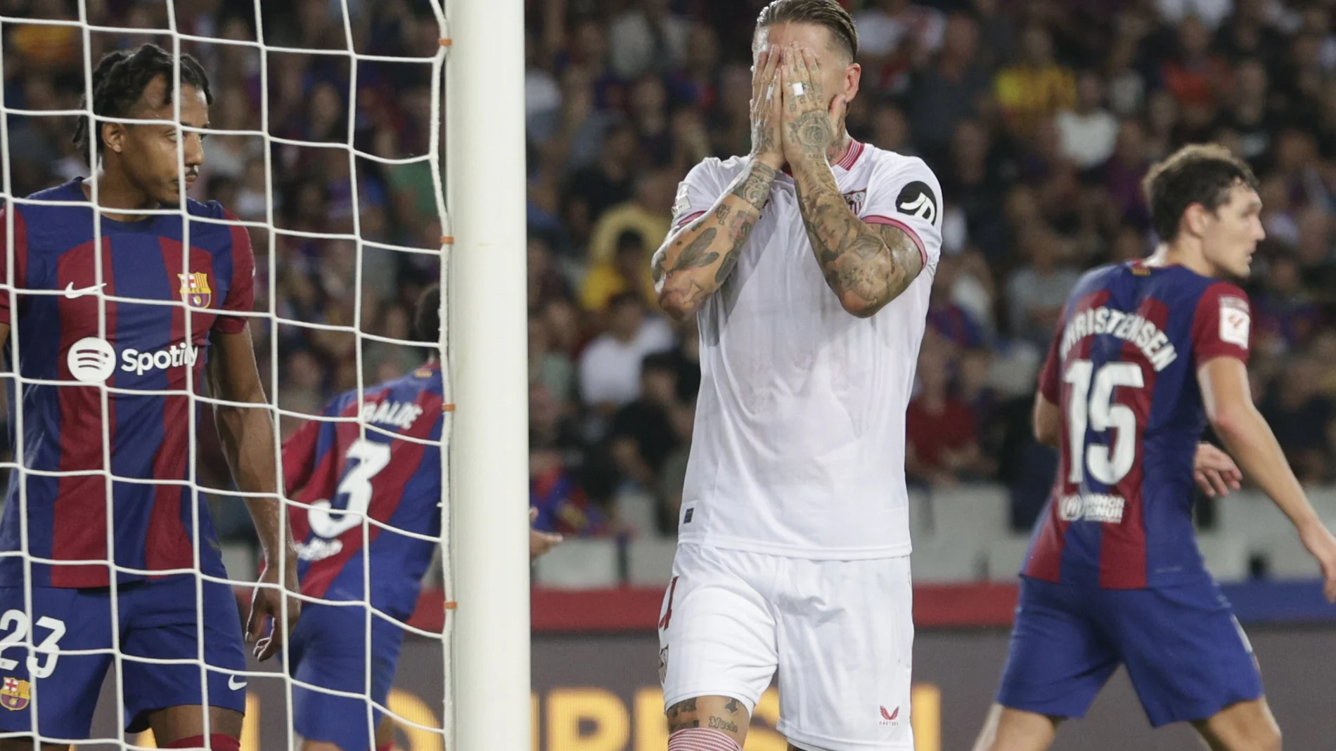 FC Barcelona - Sevilla, en directo LaLiga: Gol de Sergio Ramos en la portería equivocada