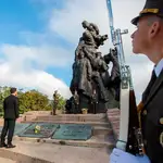 Volodimir Zelenski protagonizó una ofrenda floral ante el monumento a las víctimas de la masacre nazi en Babi Yar, en Kiev, 2n 2021, antes de la guerra