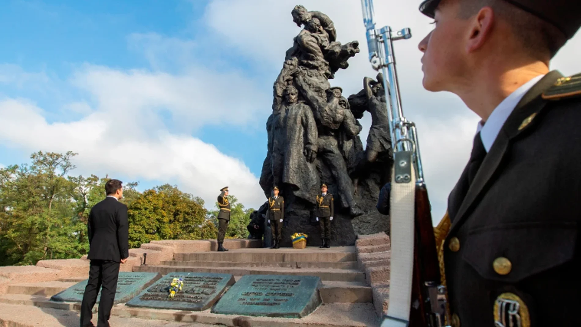Volodimir Zelenski protagonizó una ofrenda floral ante el monumento a las víctimas de la masacre nazi en Babi Yar, en Kiev, 2n 2021, antes de la guerra